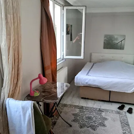 Ahmet Teacher's Villa, 6 Minutes From The Airport Bed & Breakfast
